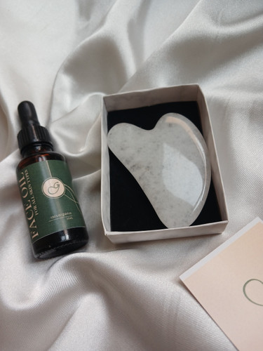 گواشا سنگ وایت کوارتز رگه دار +روغن مخصوص ماساژ صورت +هدیه