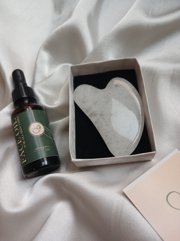 گواشا سنگ وایت کوارتز رگه دار +روغن مخصوص ماساژ صورت +هدیه